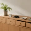 木製の小さな収納とセキュリティキー、ケーブル、観葉植物を置いた静かな日本のダイニング