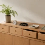 木製の小さな収納とセキュリティキー、ケーブル、観葉植物を置いた静かな日本のダイニング