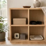 木製の4区画棚に無地の箱、ケーブル、タイマー、鍵皿を分けて置き、AIエージェントの手順・接続・実行・権限管理を表した静かな室内風景
